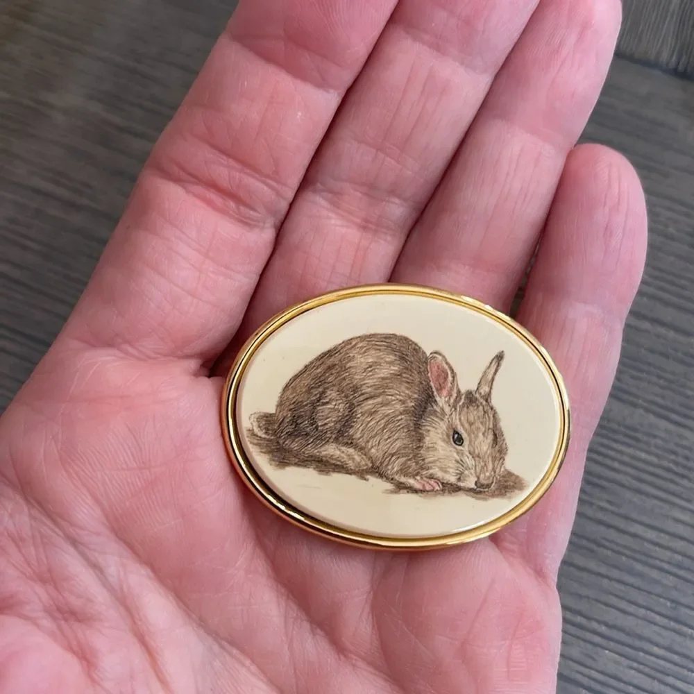 VINTAGE MFA: MUSEUM of FINE ARTS SCRIMSHAW BUNNY RABBIT GOLD-TONE PIN or BROOCH